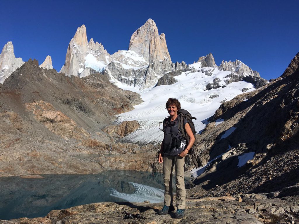 Anne Lapied in Patagonia con maglietta Gran Paradiso Film Festival